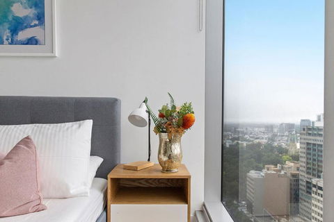 A Chic & Lovely 2BR Apt CBD With City Views - Lightning Ridge Tourism 1