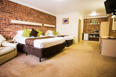 A Line Motel - Lightning Ridge Tourism 1