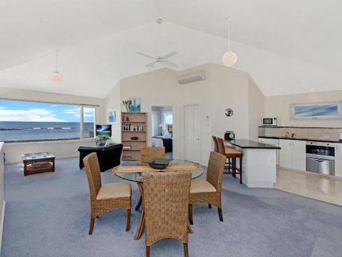 A Top Deck - Lightning Ridge Tourism 4