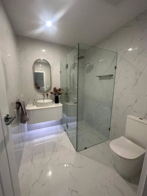 Adelaide - Upmarket Water Front Home - Lightning Ridge Tourism 4