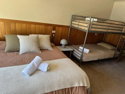 Altitude Apartments - Lightning Ridge Tourism 3