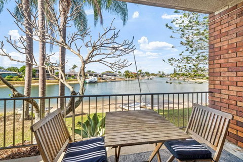 Anjuna, 2 Bedroom Apartment On Canal - Lightning Ridge Tourism 1
