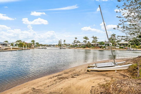 Anjuna, 2 Bedroom Apartment On Canal - Lightning Ridge Tourism 2