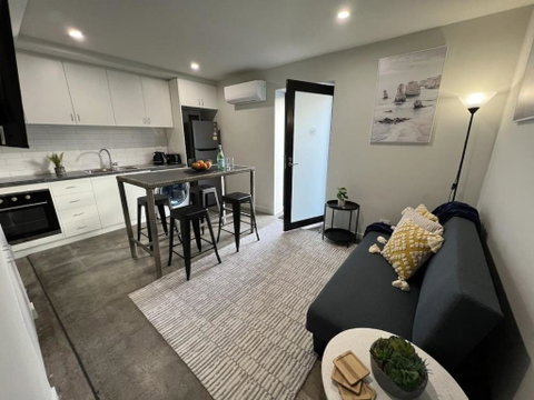 Apt With Aircon & Loft Bedroom Great Location - Lightning Ridge Tourism 1