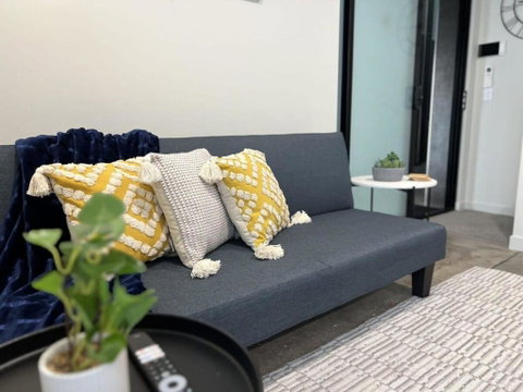 Apt With Aircon & Loft Bedroom Great Location - Lightning Ridge Tourism 2