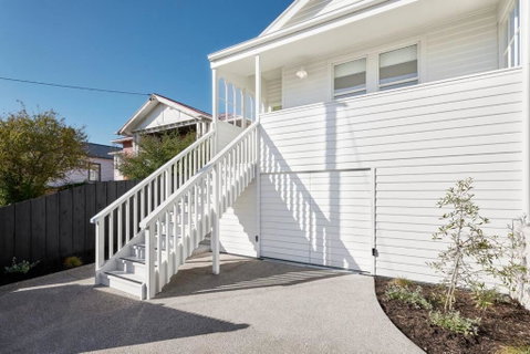 Architectural Brilliance - Sandy Bay - Lightning Ridge Tourism 0