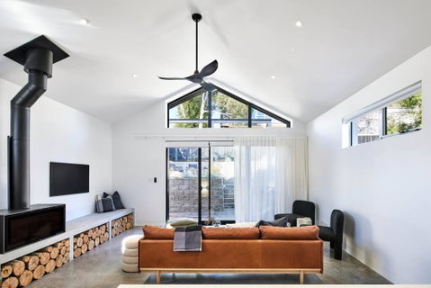 Architectural Brilliance - Sandy Bay - Lightning Ridge Tourism 4