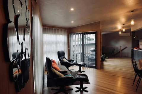 Architectural Crisp & Convenient Location - Lightning Ridge Tourism 2