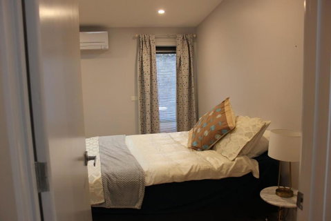 Architectural Crisp & Convenient Location - Lightning Ridge Tourism 4