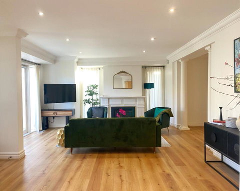 Art Deco In Toorak - Lightning Ridge Tourism 1