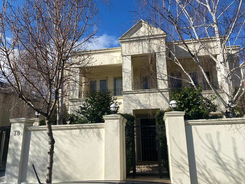 Art Deco In Toorak - Lightning Ridge Tourism 0