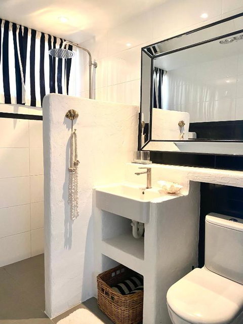 Avalon Beach Cottage- The Islander - Lightning Ridge Tourism 3