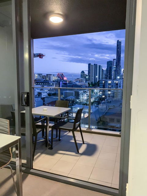 M&A Apartments - Lightning Ridge Tourism 9