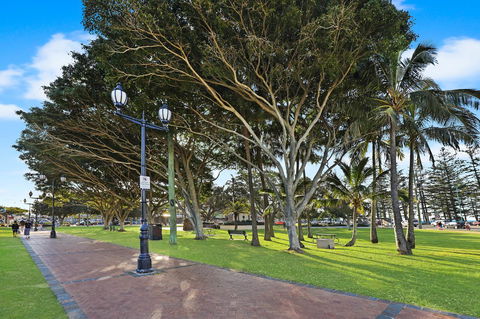 Pacific Regis Beachfront Holiday Apartments - Lightning Ridge Tourism 18