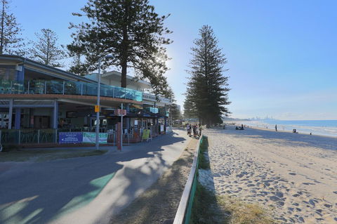 Pacific Regis Beachfront Holiday Apartments - Lightning Ridge Tourism 17
