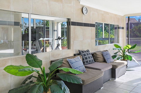 Pacific Regis Beachfront Holiday Apartments - Lightning Ridge Tourism 7