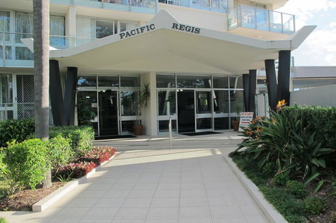 Pacific Regis Beachfront Holiday Apartments - Lightning Ridge Tourism 10