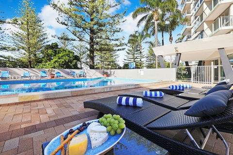 Pacific Regis Beachfront Holiday Apartments - Lightning Ridge Tourism 1