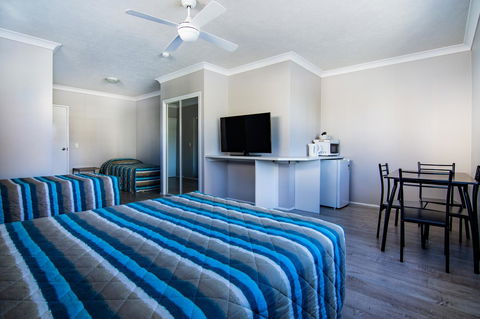 Burleigh Gold Coast Motel - Lightning Ridge Tourism 2