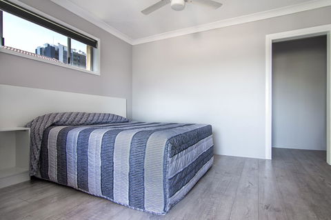 Burleigh Gold Coast Motel - Lightning Ridge Tourism 10