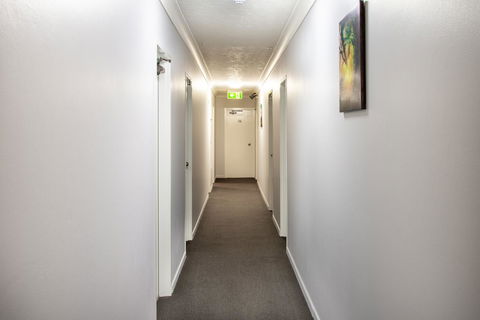 Burleigh Gold Coast Motel - Lightning Ridge Tourism 18