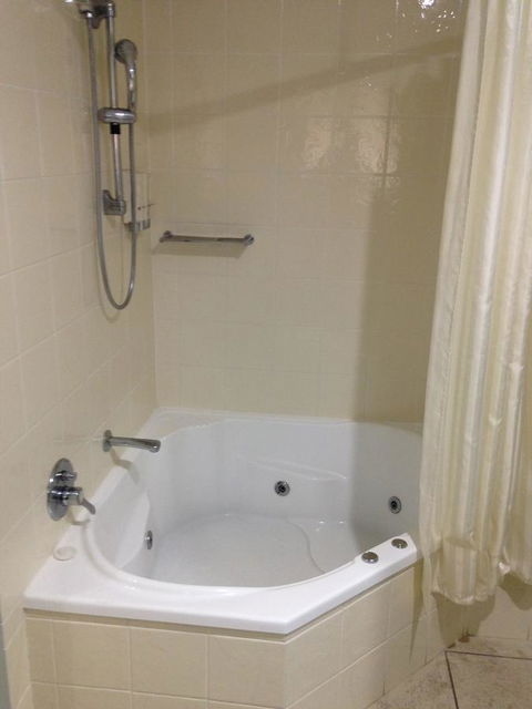 Eastgate On The Range Motel - Lightning Ridge Tourism 32