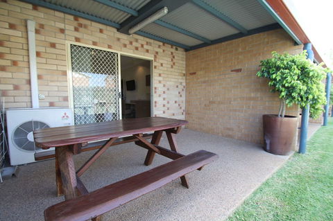 Midlander Motor Inn - Lightning Ridge Tourism 15