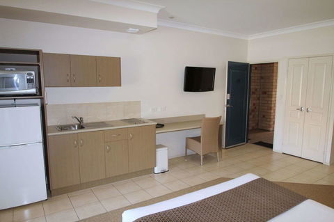 Midlander Motor Inn - Lightning Ridge Tourism 22