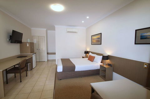Midlander Motor Inn - Lightning Ridge Tourism 24