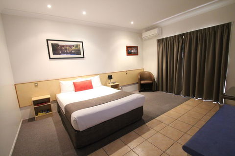 Midlander Motor Inn - Lightning Ridge Tourism 5