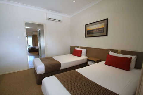 Midlander Motor Inn - Lightning Ridge Tourism 6