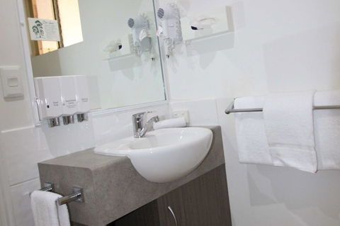 Midlander Motor Inn - Lightning Ridge Tourism 10