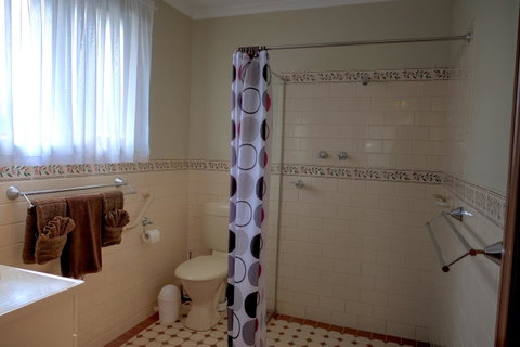 Ficifolia Lodge - Lightning Ridge Tourism 11