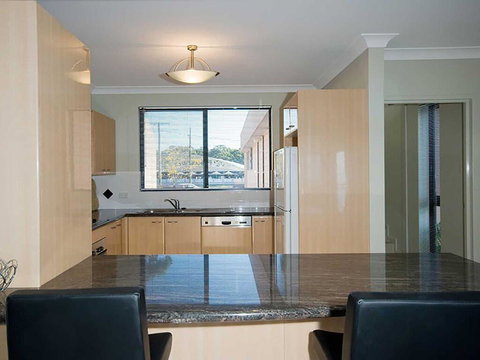 1 'Seaside Splendour' 137 Soldiers Point Road - Beautiful Unit On The Waterfront - Lightning Ridge Tourism 3