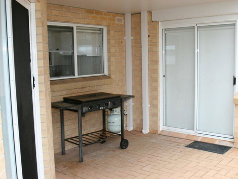 1 'The Clippers' 131 Soldiers Point Road - Fabulous Waterfront Unit - Lightning Ridge Tourism 2