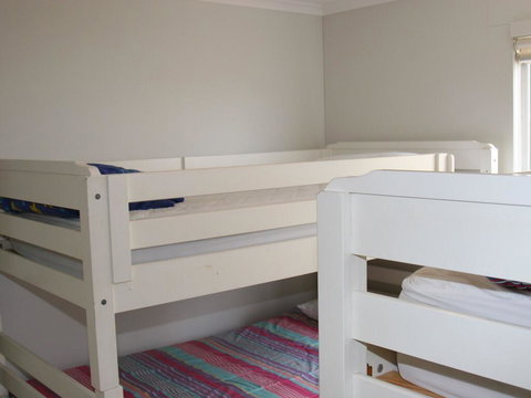 1 'The Clippers' 131 Soldiers Point Road - Fabulous Waterfront Unit - Lightning Ridge Tourism 1