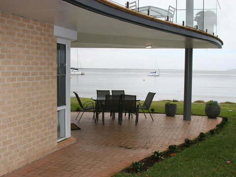1 'The Clippers' 131 Soldiers Point Road - Fabulous Waterfront Unit - Lightning Ridge Tourism 0
