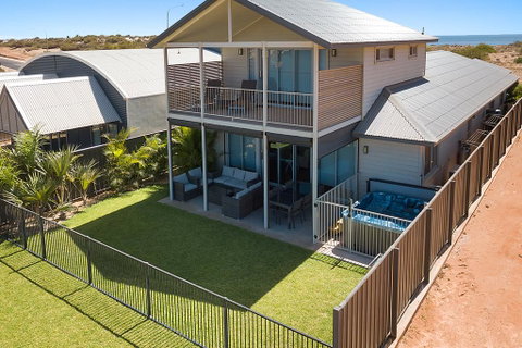 108 Madaffari Drive - Caretta - Luxurious Marina Home With A Spa And Free WiFi - Lightning Ridge Tourism 1