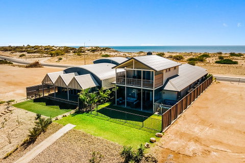 108 Madaffari Drive - Caretta - Luxurious Marina Home With A Spa And Free WiFi - Lightning Ridge Tourism 0