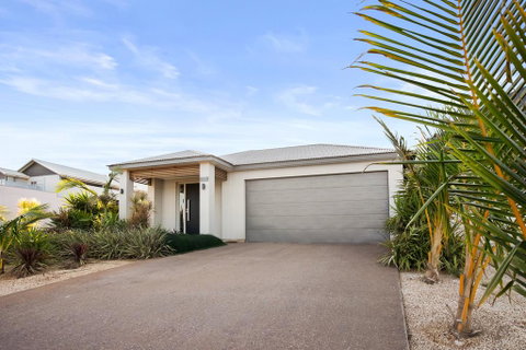 108 Madaffari Drive - Caretta - Luxurious Marina Home With A Spa And Free WiFi - Lightning Ridge Tourism 2