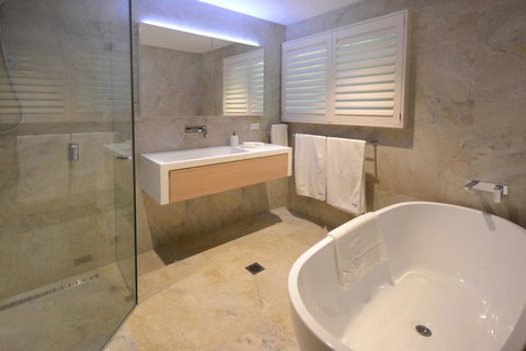 131 Pacific Drive, Port Macquarie - Lightning Ridge Tourism 1