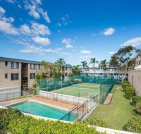 14 'THE DUNES' 38 MARINE DR - LARGE UNIT WITH POOL TENNIS COURT AND DIRECTLY ACROSS FROM FINGAL - Lightning Ridge Tourism