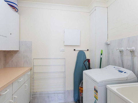 16 'The Moorings' 4 Cromarty Road - Waterfront Property With Pool & Air Conditioning - Lightning Ridge Tourism 2