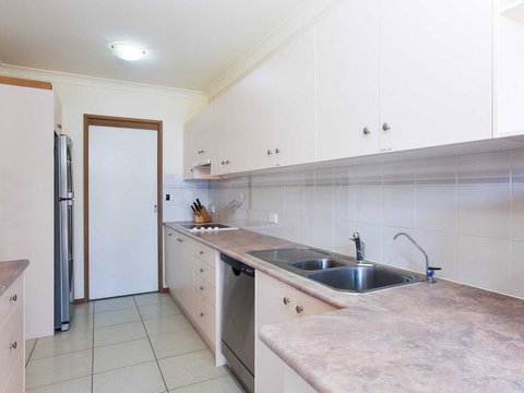 16 'The Moorings' 4 Cromarty Road - Waterfront Property With Pool & Air Conditioning - Lightning Ridge Tourism 1