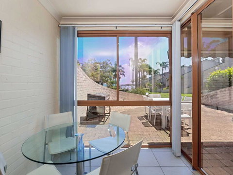 16 'The Moorings' 4 Cromarty Road - Waterfront Property With Pool & Air Conditioning - Lightning Ridge Tourism 3