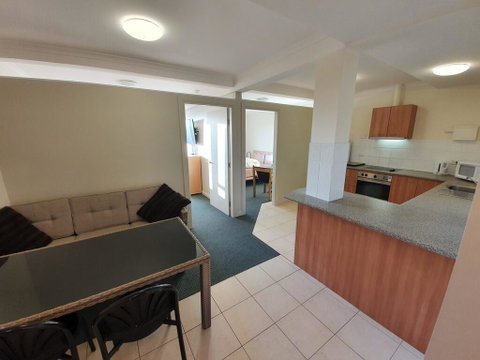 17 Lakeview Plaza - Lightning Ridge Tourism 1
