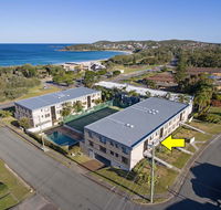 2 'The Dunes' 38 Marine Drive - pool tennis court and so close to the beach - Lightning Ridge Tourism