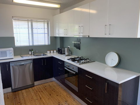 2 Bed Bar Beach Apartment - Stroll To Beach & Cafes, Supermarket Apartment 6 - Lightning Ridge Tourism 0