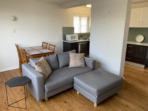2 Bed Bar Beach Apartment - Stroll To Beach & Cafes, Supermarket Apartment 6 - Lightning Ridge Tourism 1