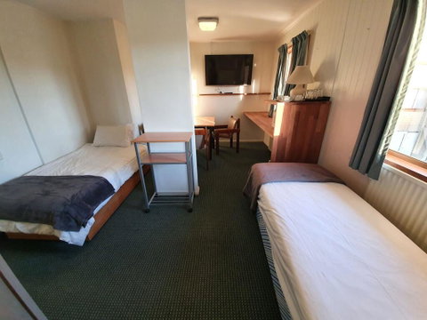 2 Lakeview Plaza - Lightning Ridge Tourism 2